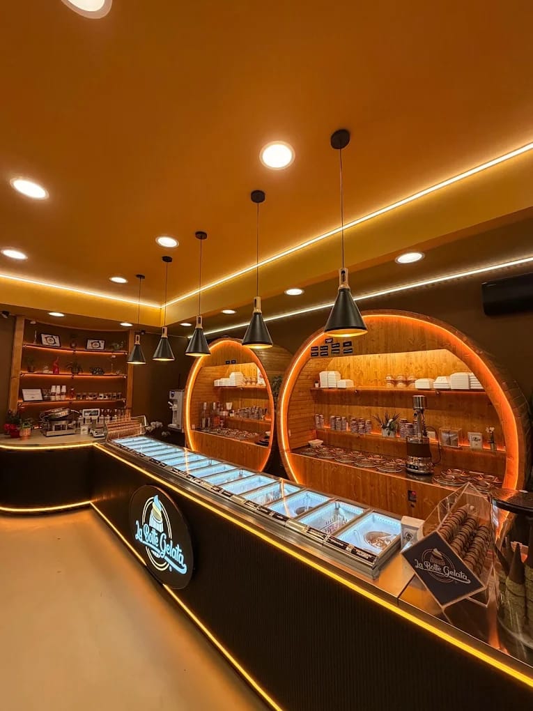 Il banco de La Botte Gelata: le vaschette di gelato nelle vetrine illuminate, sotto gli archi in legno retroilluminati