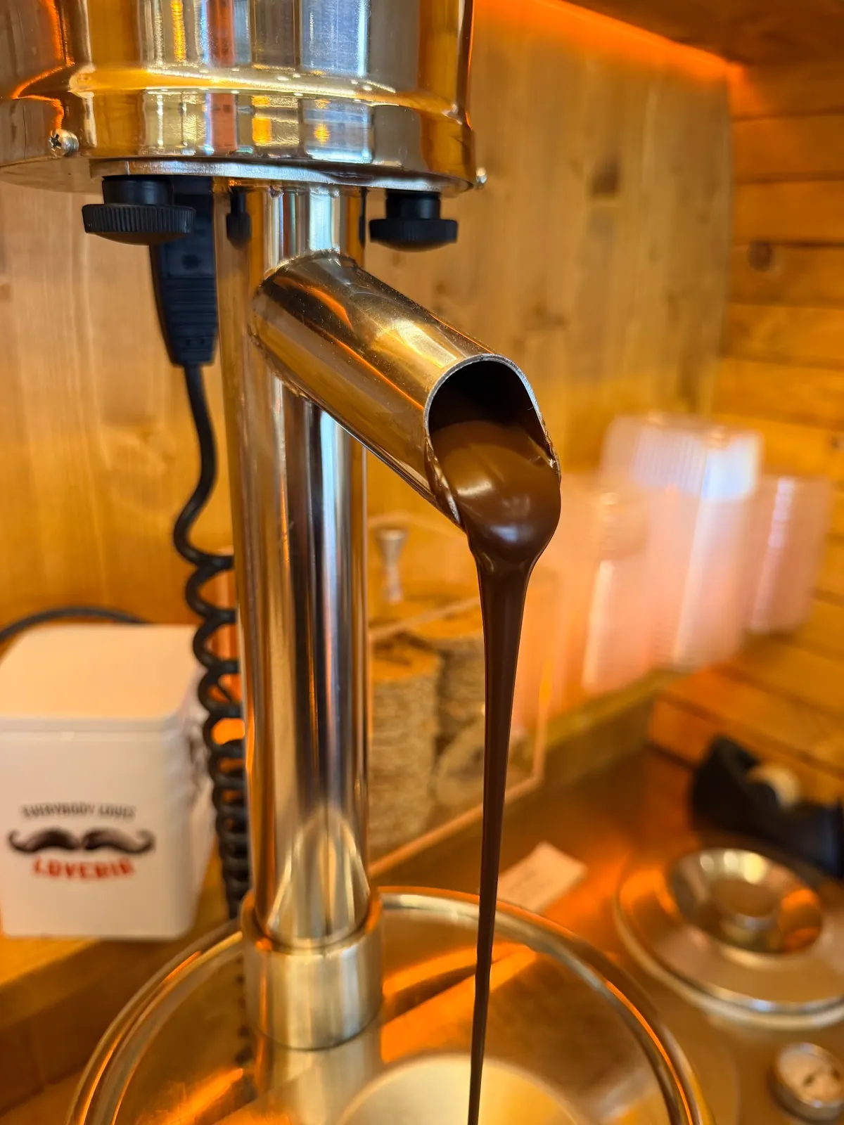 Cioccolato colato in fondo al cono prima del gelato