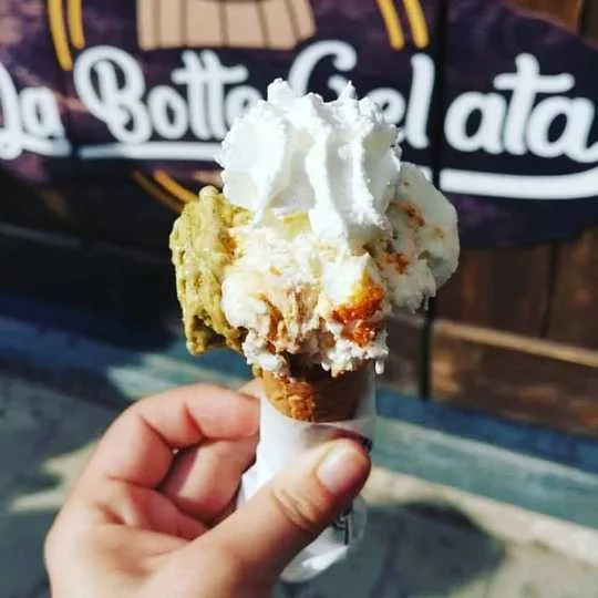 L'insegna de La Botte Gelata sopra l'ingresso