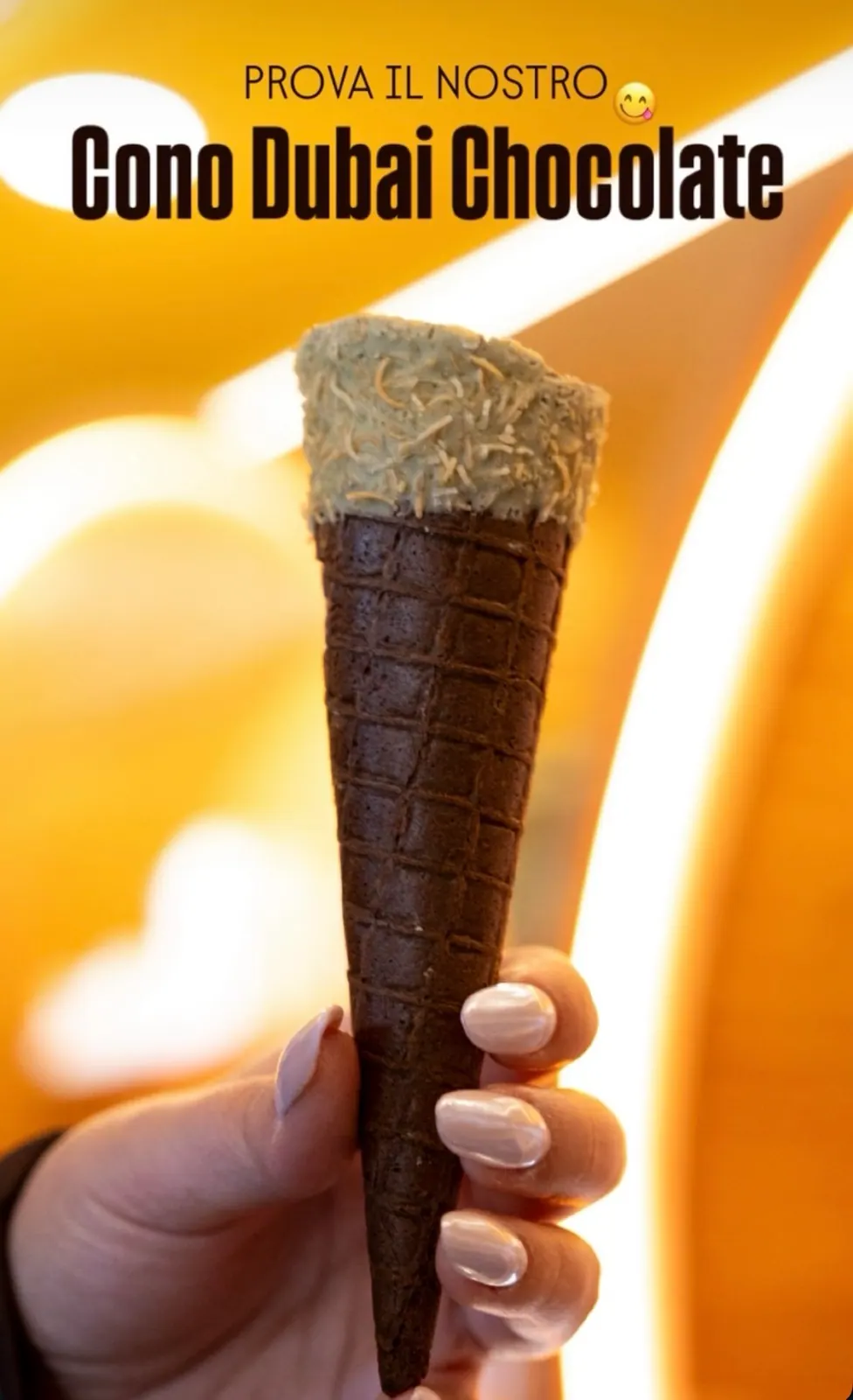 Cono Dubai al cioccolato con glassa al pistacchio e pasta kadayif