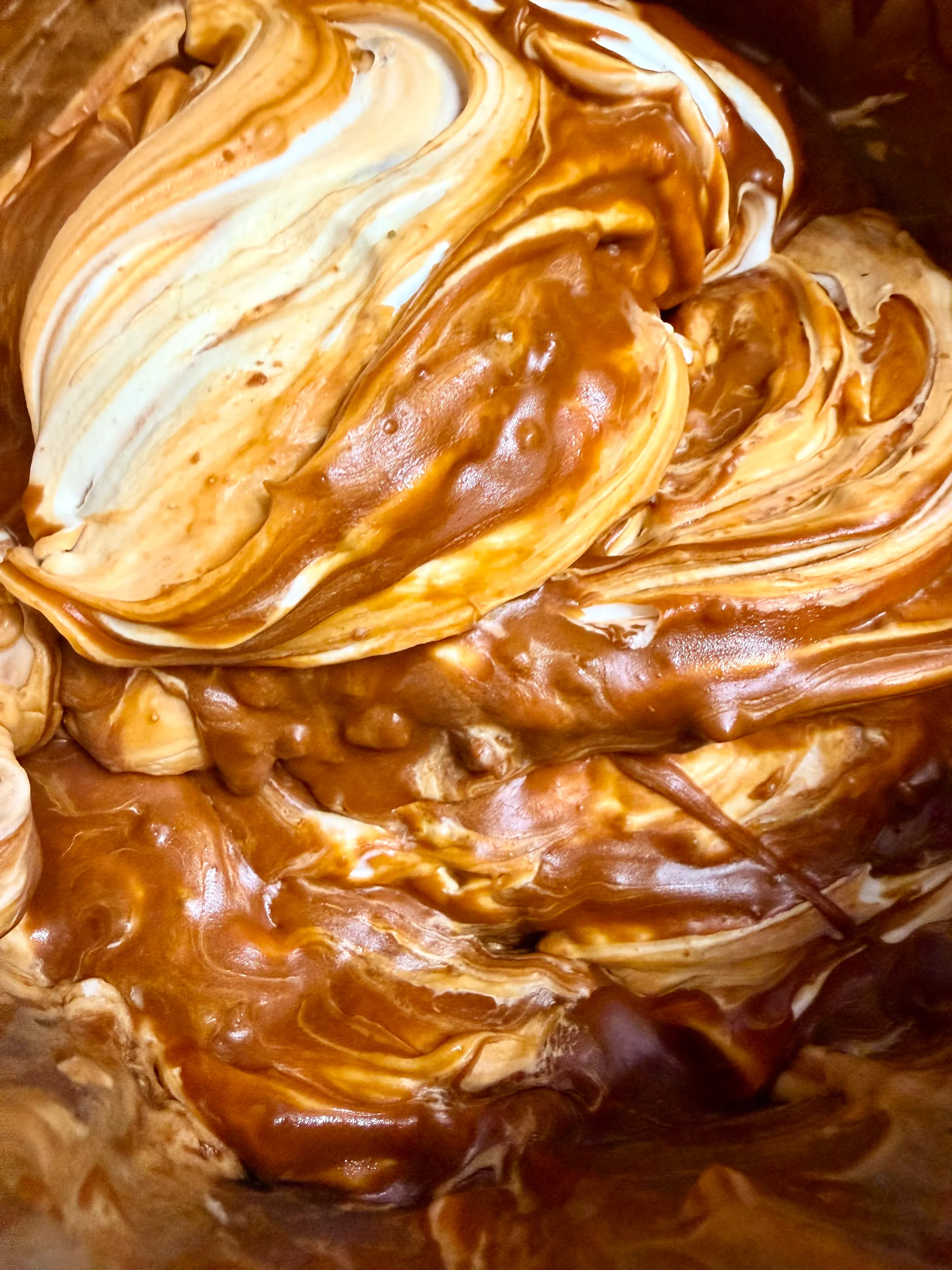 Gelato al caramello salato appena mantecato, con la variegatura di caramello in evidenza