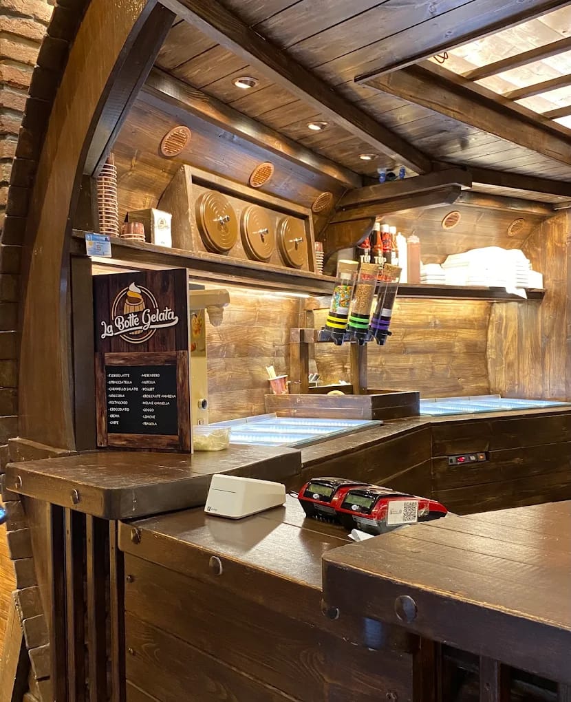 Il piano di servizio in legno con la lavagna dei gusti e i coni pronti