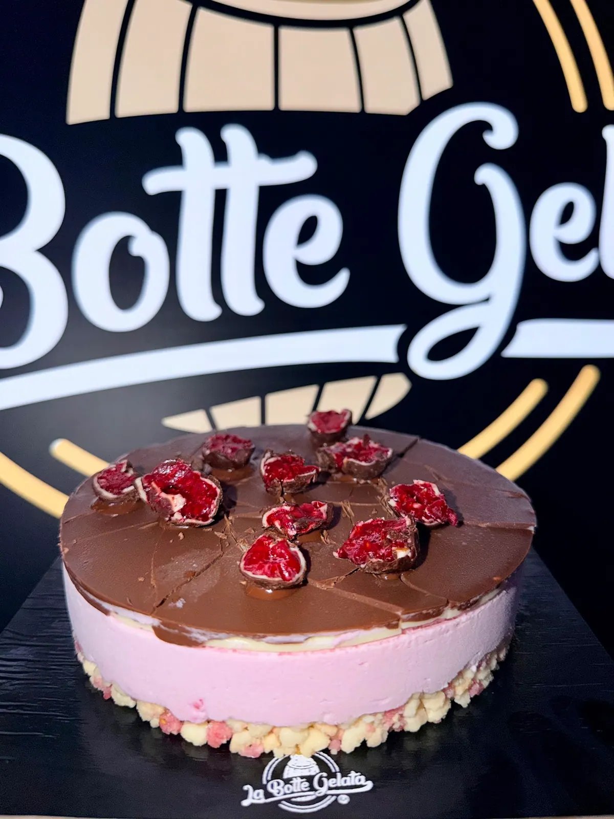 Torta semifreddo Franuì con copertura al cioccolato bianco e fondente